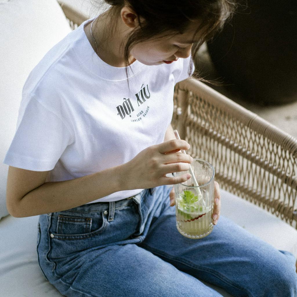 Áo thun nữ baby tee, áo thun cotton ĐỢI XÍU trắng Tshirt -  Lew Lew