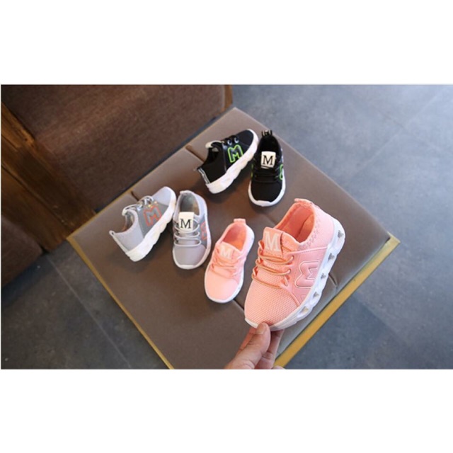 Giày sneaker cho bé
