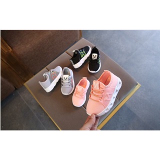 Giày sneaker cho bé