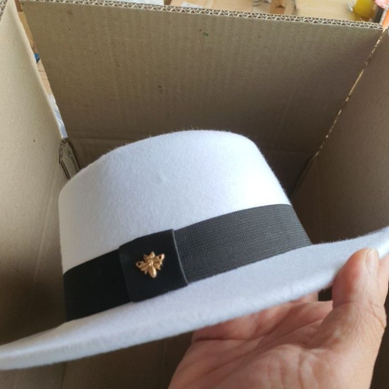 Mũ dạ fedora vành nhỏ đai đen gắn con ong siêu sang chảnh