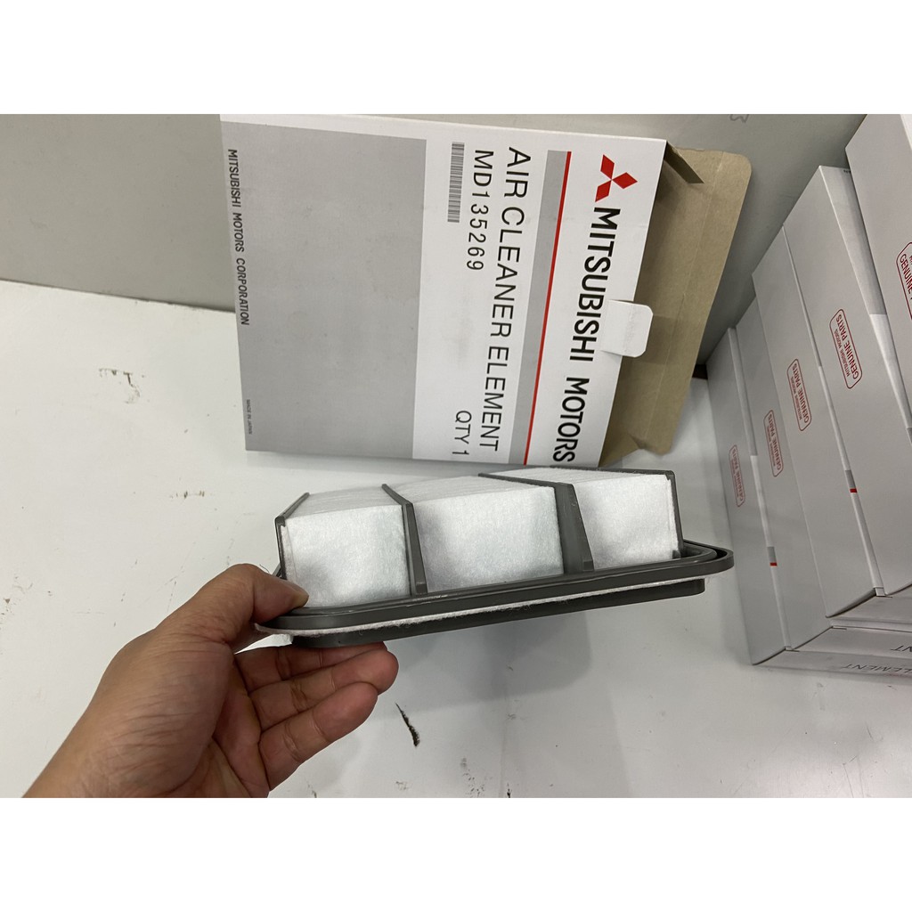 Lọc gió động cơ xe Mitsubishi Grandis Lõi Xanh | MN135269