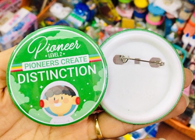 Huy hiệu đặt in ảnh theo yêu cầu in chữ logo có lớp bảo vệ trên ảnh