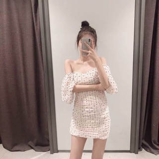Váy chấm bi