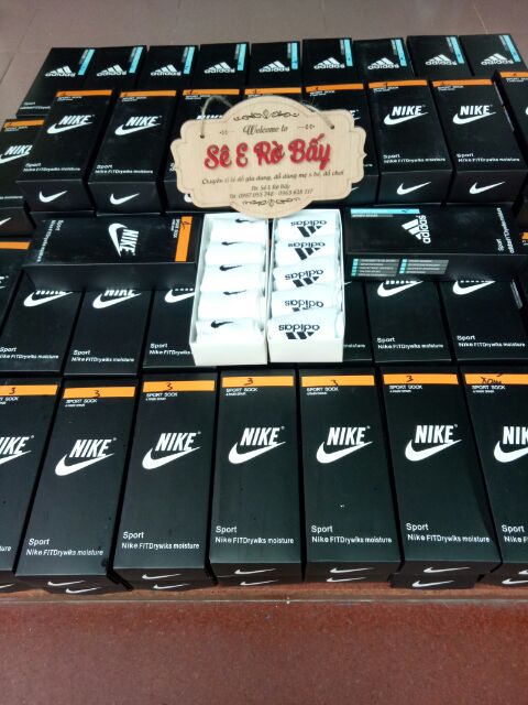 Tất Nike và Adidas