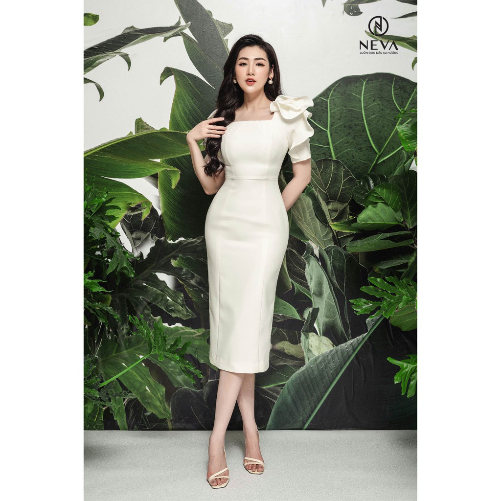Đầm body NEVA đính hoa trà nổi cầu kỳ ở vai 3 màu trắng,hồng,đen W430269 | BigBuy360 - bigbuy360.vn