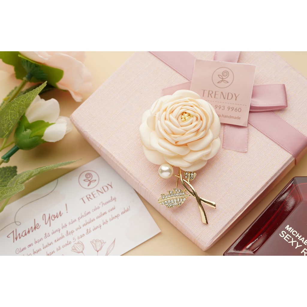 Hoa cài áo - hoa trà cài áo cành đá trai cao cấp màu vàng - Hoa vải cài áo handmade