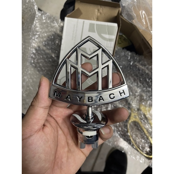 Logo Maybach gắn capo xe Mercedes