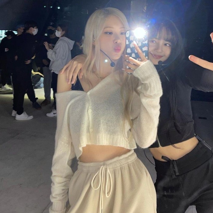 Áo croptop trắng dệt kim Rosé Jennie Blackpink