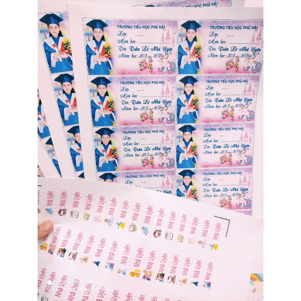 Sét 50 nhãn in hình bé tặng 64 stiker in tên đã bế và 2 thời khoá biểu