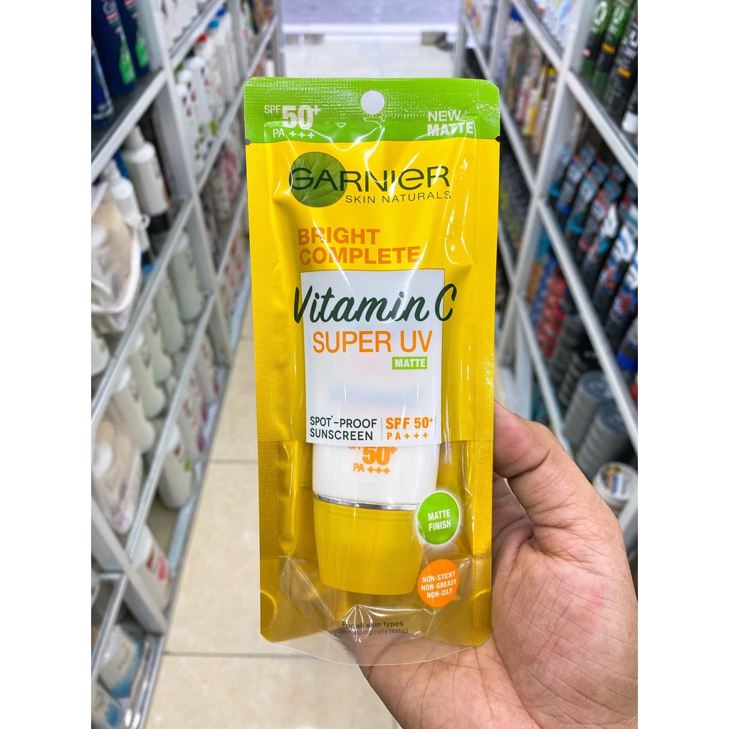 Kem Chống Nắng Làm Sáng Da Garnier Light Complete Super UV Natural &amp; Matte 30ml