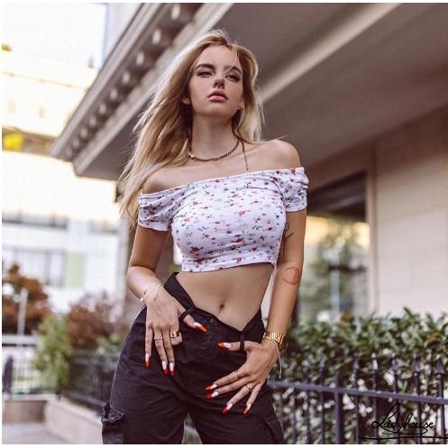 Áo Croptop Trễ Vai Tay Ngắn Màu Trắng In Họa Tiết Hoa Xinh Xắn Cho Nữ