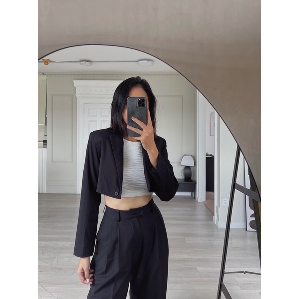 Áo Blazer Croptop đen độn vai REVERLOTHINGS Carey Blazer