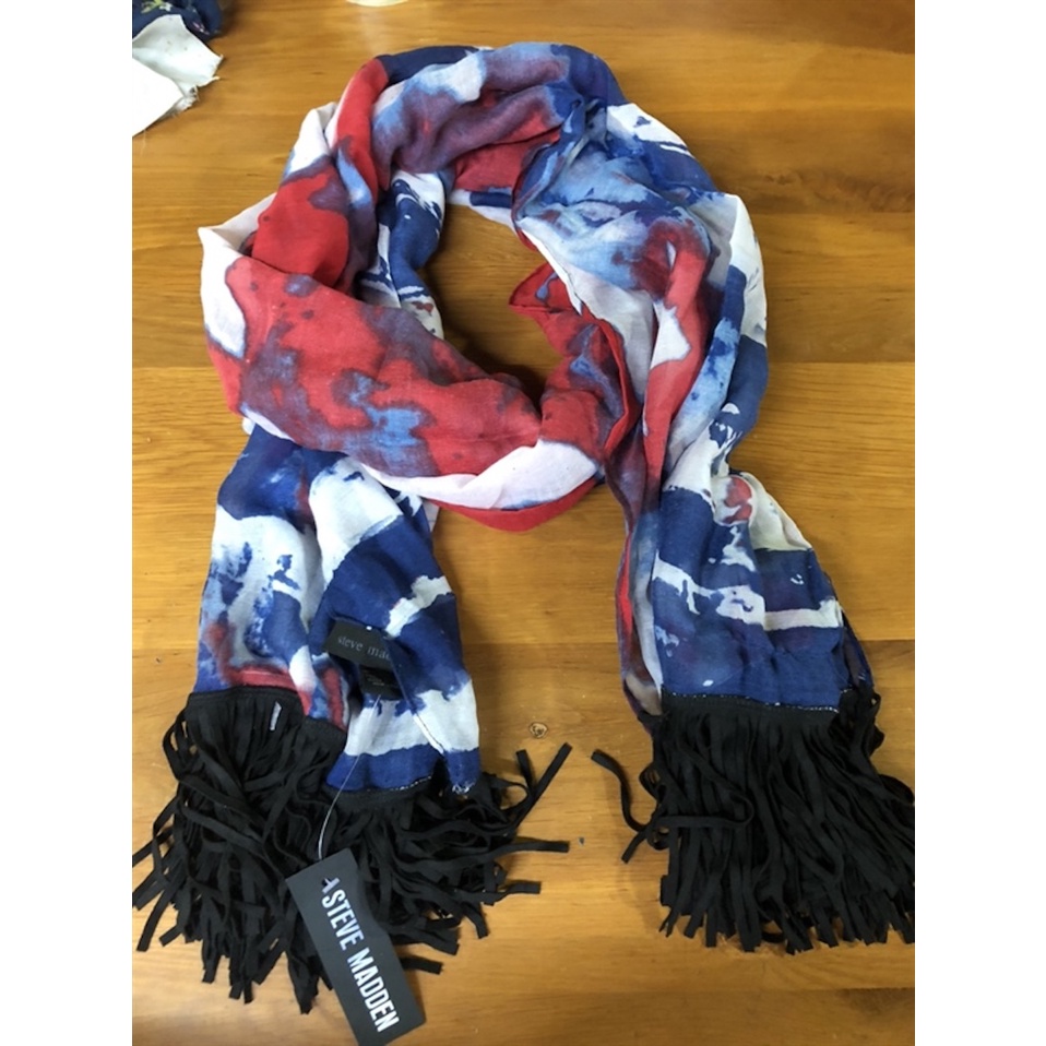 Khăn Choàng Mỏng Nữ Steve Madden Women's Tattered Flag Print Scarf With Fringe (Mỹ)