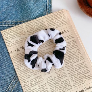 Cột tóc scrunchies lông mịn bò sữa cute