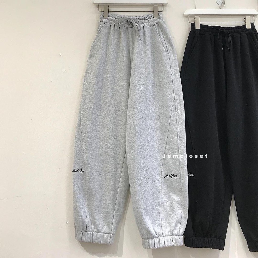 Quần jogger thêu chân Nhật Minh chất nỉ ép ngoại không xù, có size M và L, from ống rộng, chữ thêu, hot hit