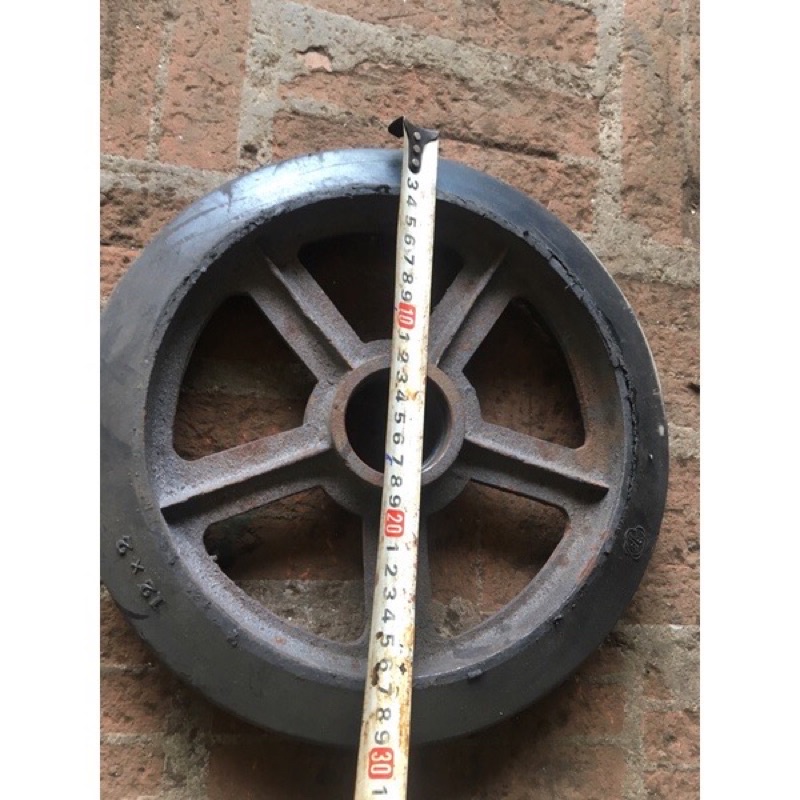 Bánh cao su lõi gang đường kính 24cm và 30cm