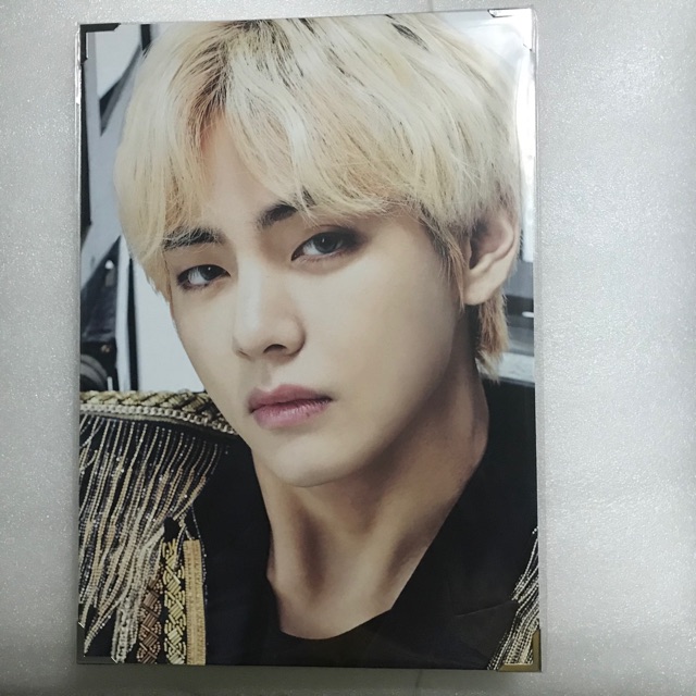 PREMIUM PHOTO - ẢNH TREO TƯỜNG V ( BTS ) OFFICIAL
