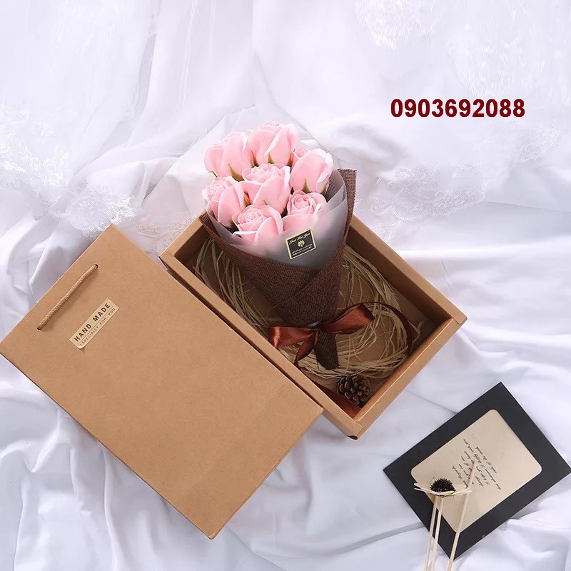 Quà tặng valentine [HCM] Hộp quà carton + bó hoa hồng sáp 7 bông