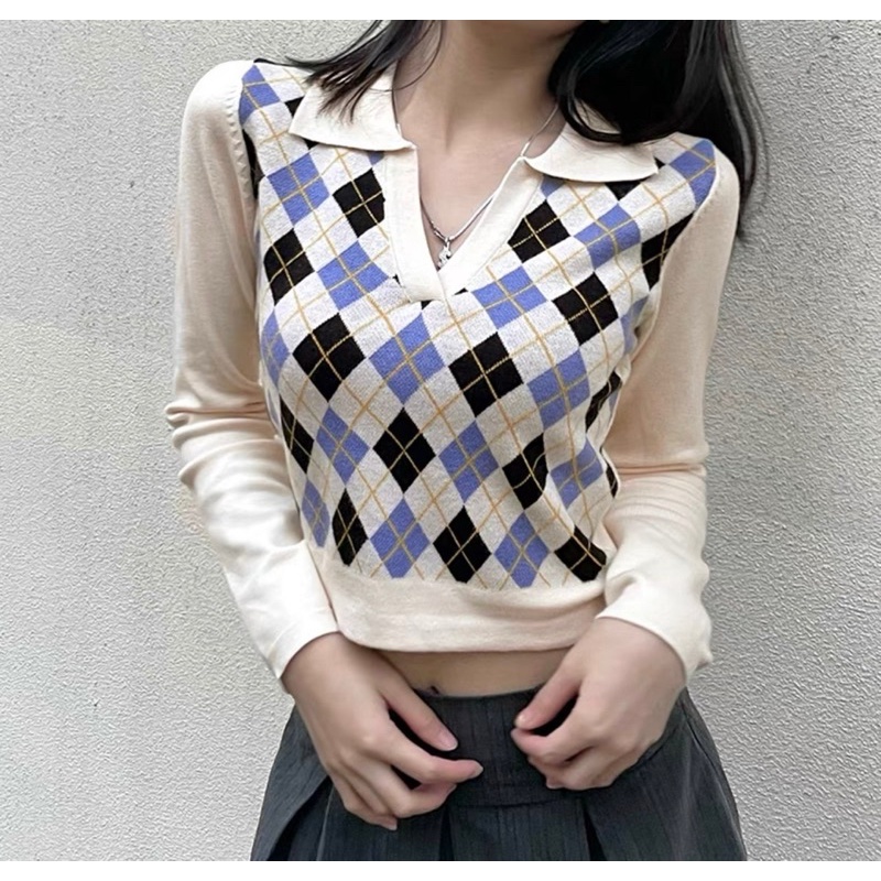 Áo croptop hoạ tiết quả trám tay dài cổ bẻ