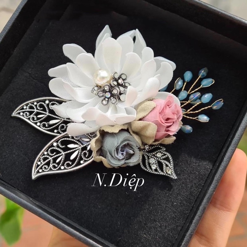 Hoa cài áo tiểu thư