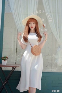 Đầm trắng đen thêu 1 hoa