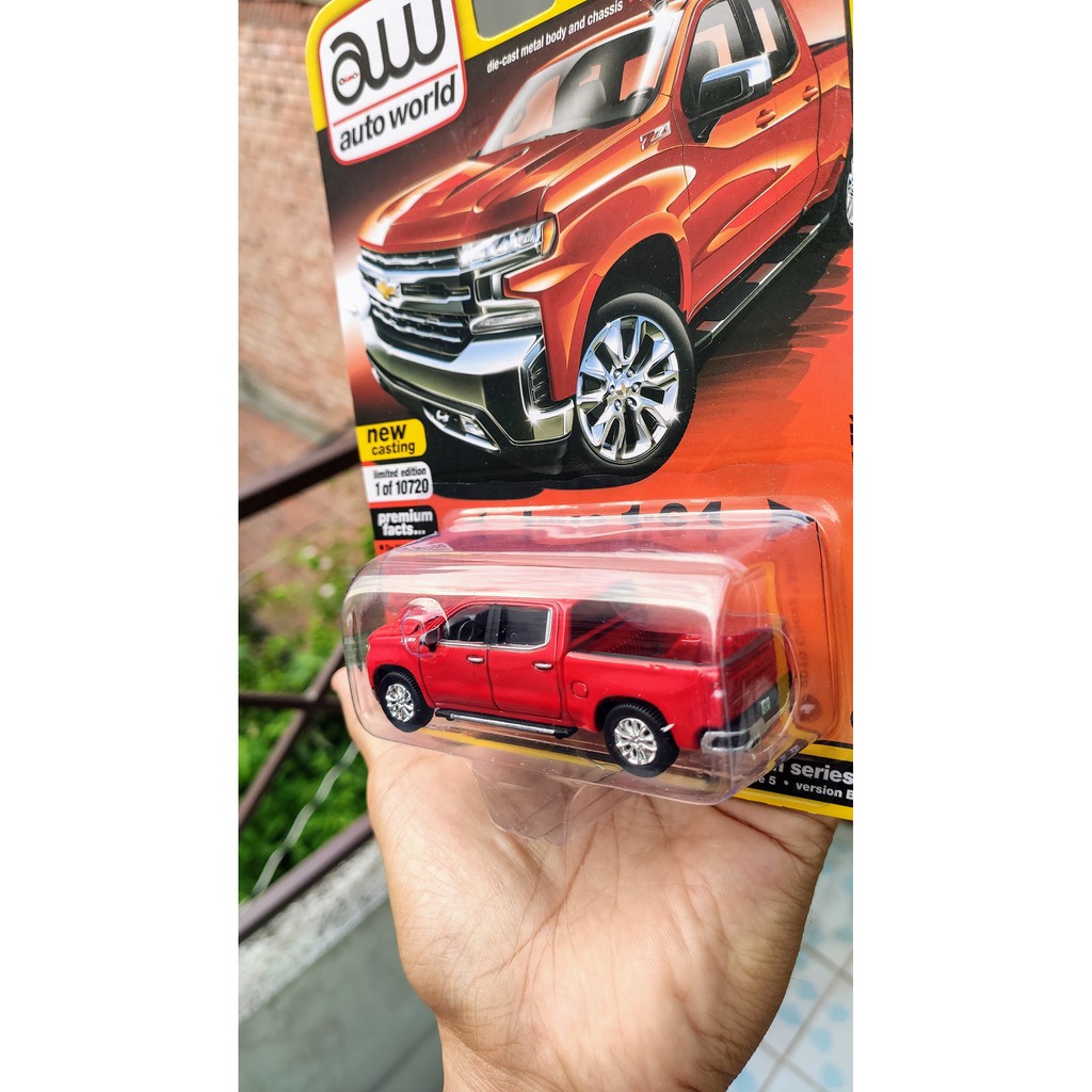 Mô hình tĩnh Auto World Silverado LTZ Z71 Hot Red tỷ lệ 1:64