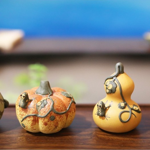 Ếch phun nước mẫu lớn làm đồ chơi trên bàn trà, phun nước mỗi khi rót trà nóng.
