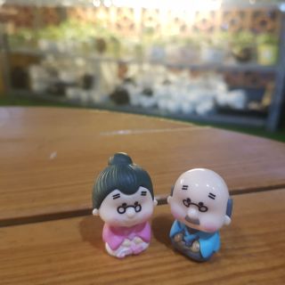 Cặp ông bà già ngồi