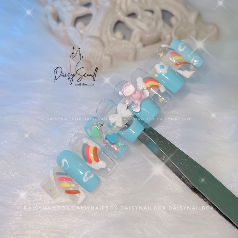 Nailbox trong suốt thiết kế đính charm gấu cầu vồng