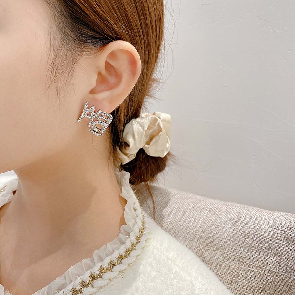 Khuyên Tai Nữ Trang Tạo Hình Chữ Sáng Tạo