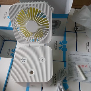 Quạt mini để bàn phun sương .