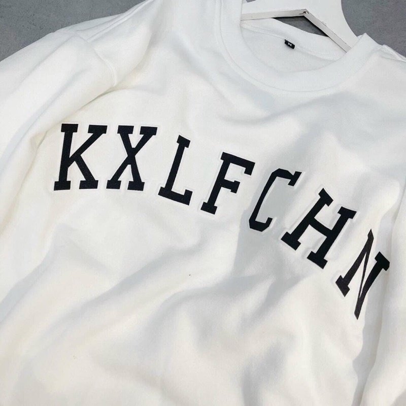 SWEATER TRẮNG CHỮ GÌ HONG BIẾT - freesize dài 68cm