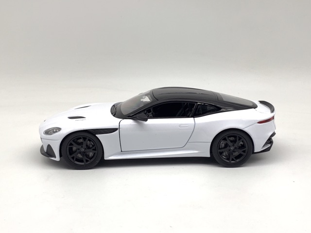 Xe Mô Hình Aston Martin DBS Superleggera 1:24 Welly ( Trắng )