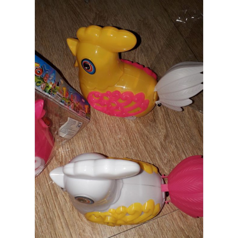 Một chú gà chạy dây rút có đèn bằng nhựa rất đẹp