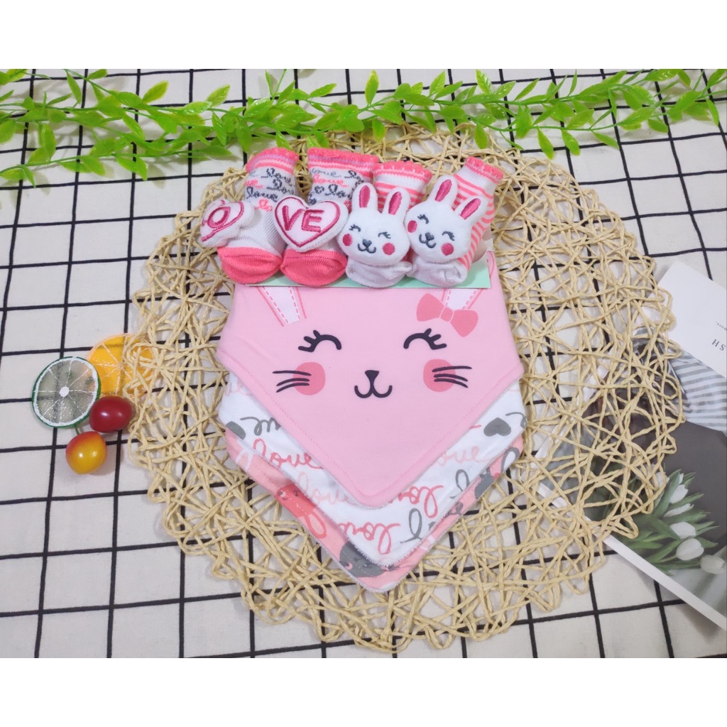 Sét 3 yếm cổ kèm tất thú xuất dư xịn cho bé siêu xinh