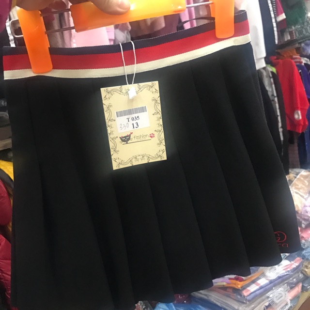 chân váy xếp ly bé gái,chất uni dày dặn cực đẹp,bên trong có luôn chip đùi nên bé có thể chạy nhảy t