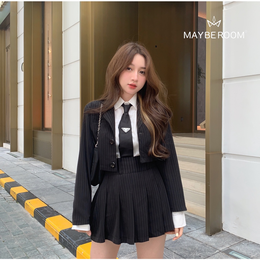 Set áo kẻ đen blazer croptop chân váy xếp li Beatrix set Mayberoom