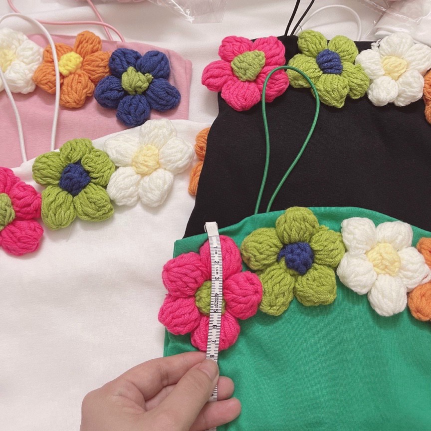 Áo 2s croptop ticker hoa cúc đan bằng len