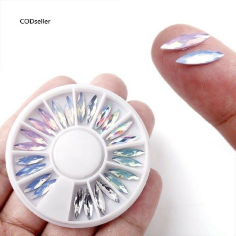 Khay hạt cườm đính móng như hình