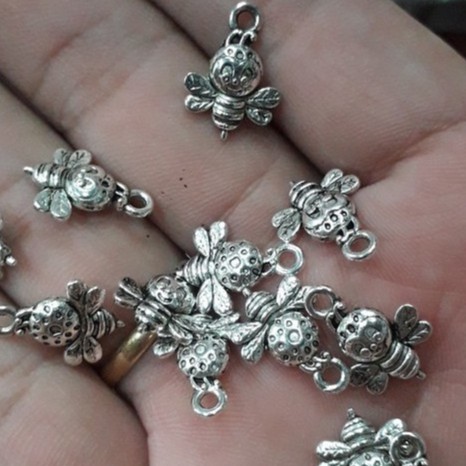 phụ kiện con ong may mắn : 50 gram giá 25k / chỉ còn mẫu tương tự