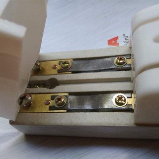 Cầu Dao Đế Sứ Chống Cháy Cực Đúc 60A