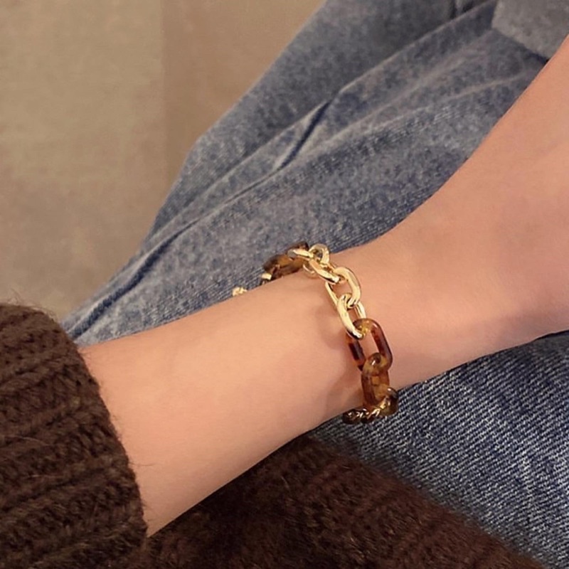 Vòng tay màu nâu xà cừ