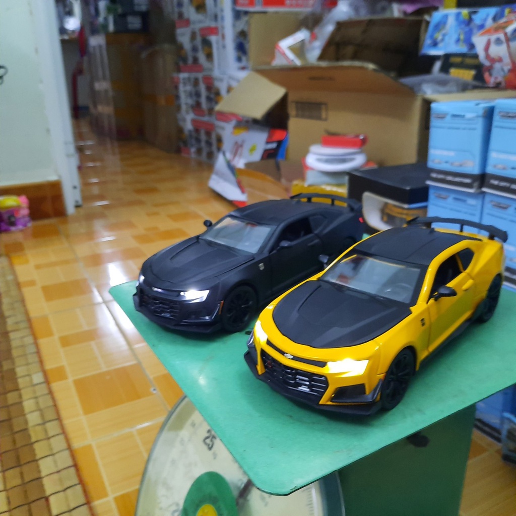 Xe mô hình ô tô đồ chơi trẻ em Chevrolet Camaro tỉ lệ 1:24 bằng kim loại xe có âm thanh và đèn mở được cử