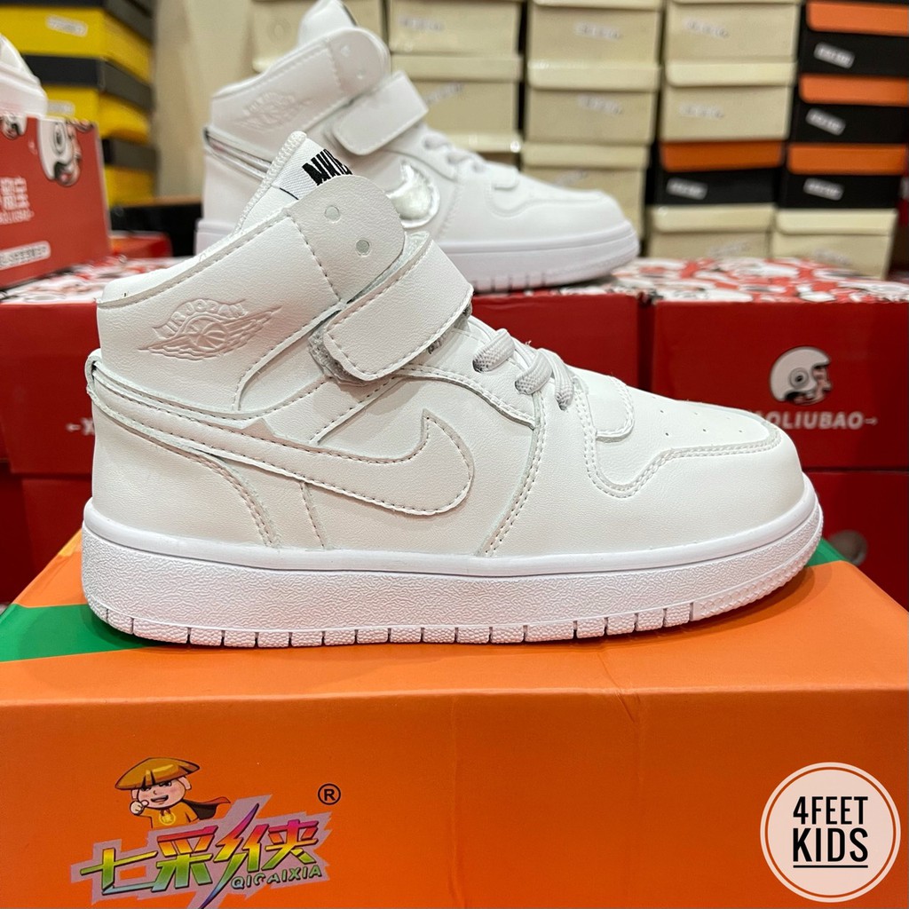 SneakerJ1 x White  cho bé trai bé gái từ 5-14 tuổi, mẫu sneaker cao cổ đi liền cùng năm tháng oufit siêu đỉnh cho bé