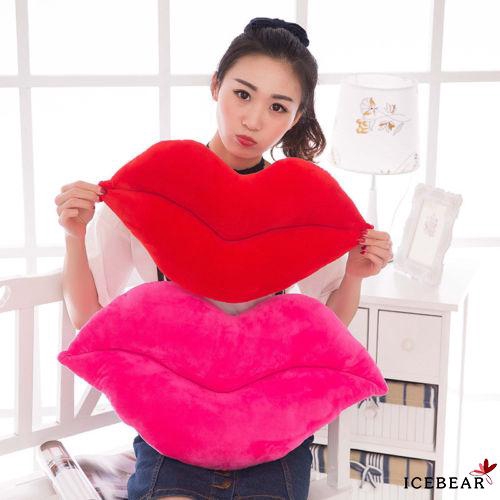 Áo gối vuông in hình đôi môi độc đáo cho trang trí