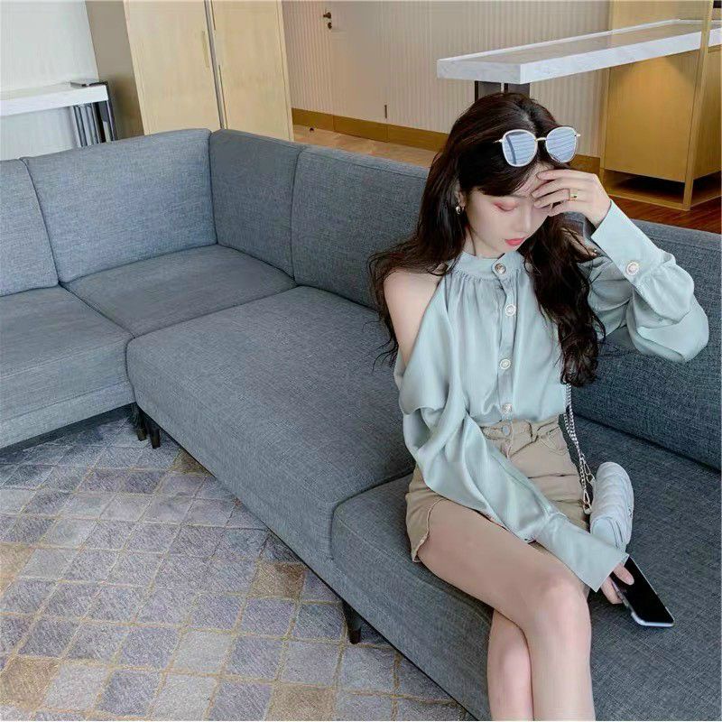 Set áo sơmi xanh mint khoét vai kèm chân váy kaki xẻ đùi