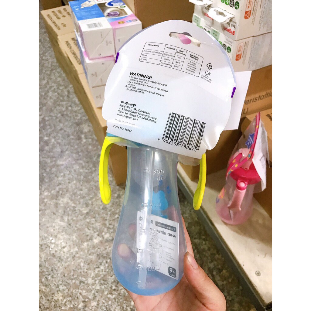 Bình Uống Nước Ống Hút Có Tay Cầm Pigeon 300ml - Màu Xanh/ Hồng