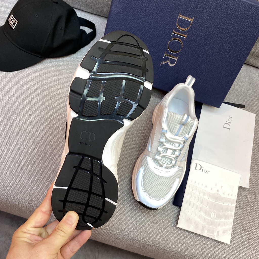 Giày thể thao nam da thật cao cấp DIOR CD với lớp lưới thoáng khí và êm chân mang đến cảm giác thoải mái khi hoạt động