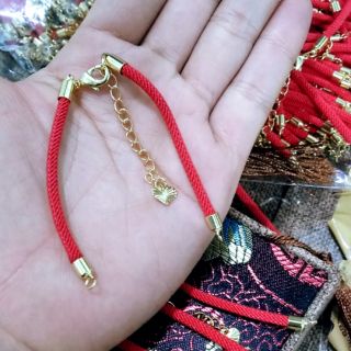 Chỉ đỏ móc khóa càng cua làm vòng