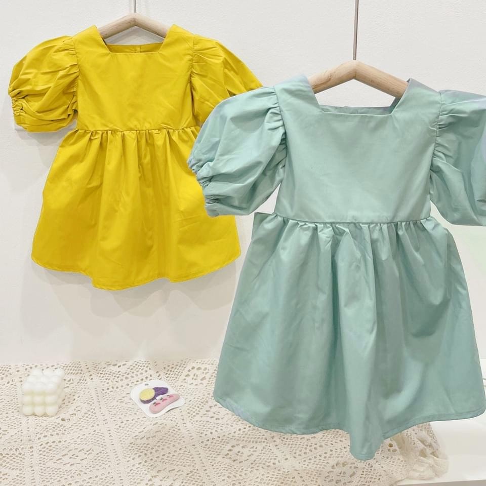 Váy trơn màu nổi cổ vuông bé gái AM947